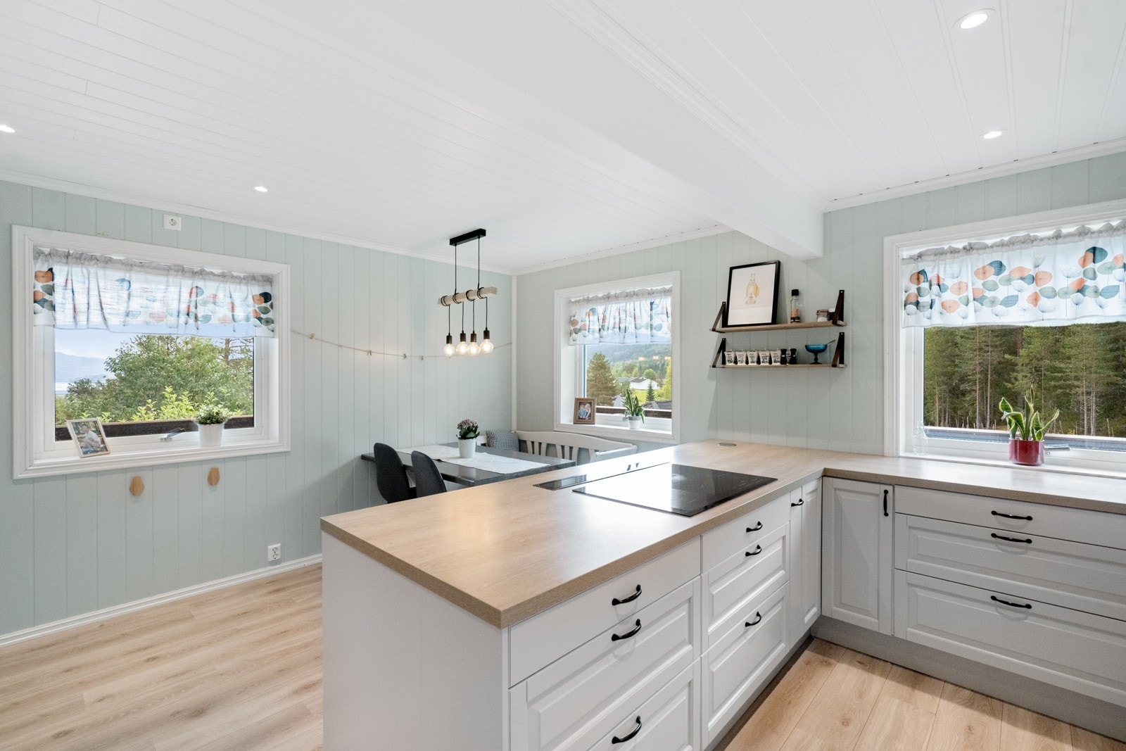 Boligen fremstår som godt vedlikeholdt og byr på fleksible romløsninger og et godt antall soverom (hele 5 soverom) og oppholdsrom, fordelt på en praktisk måte over tre plan Galleribilde