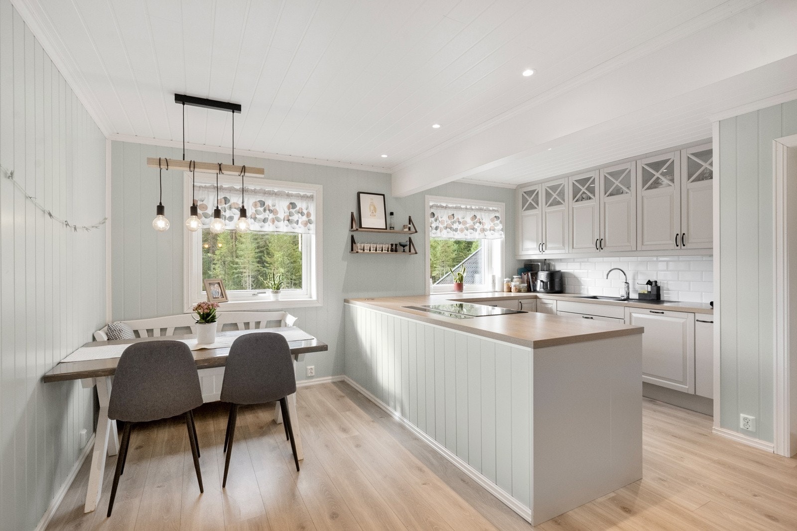 Fra kjøkkenet er det utgang til en liten terrasse, en hyggelig plass for morgenkaffen Galleribilde