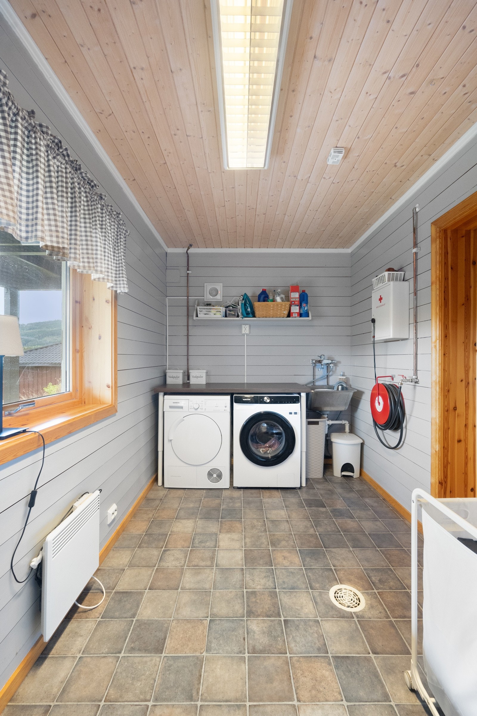 Vaskerom i sokkeletasje Galleribilde