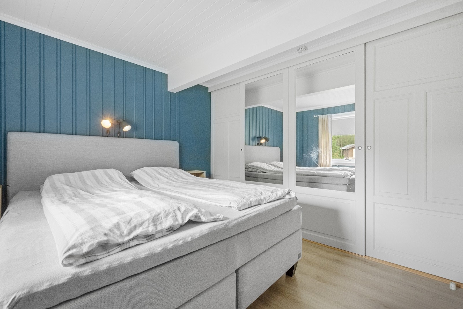 Romslig soverom med god skapplass langs ene veggen i 1. etasje Galleribilde