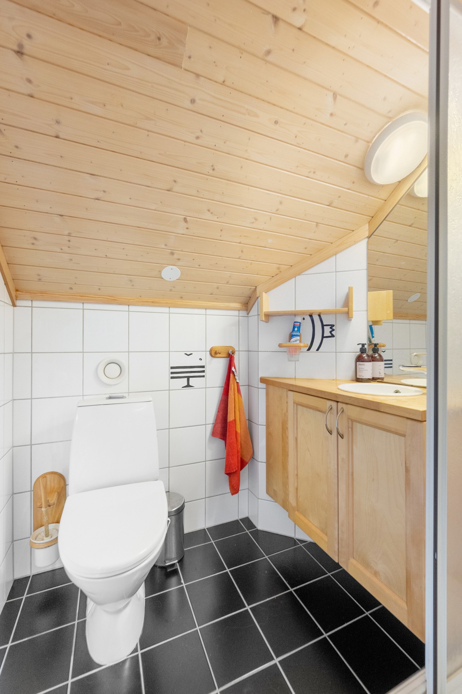 Denne etasjen har også eget bad fra 2003 med flislagte overflater, dusjkabinett, servant med skap og WC Galleribilde