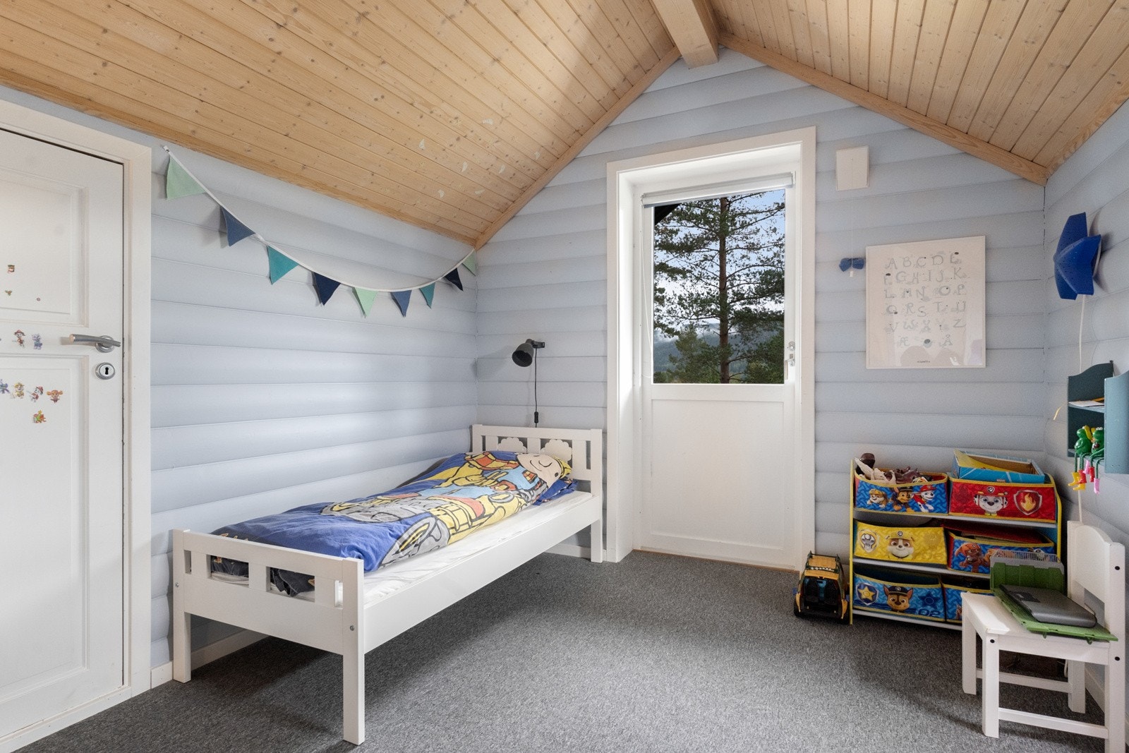 Her oppe er det ytterligere to soverom, begge med utgang til egne balkonger, noe som gir en luftig og privat følelse Galleribilde