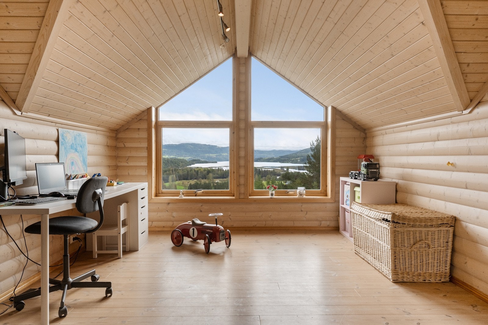 Et lyst og luftig rom som egner seg godt som ekstra oppholdssone, TV-stue eller lekerom Galleribilde