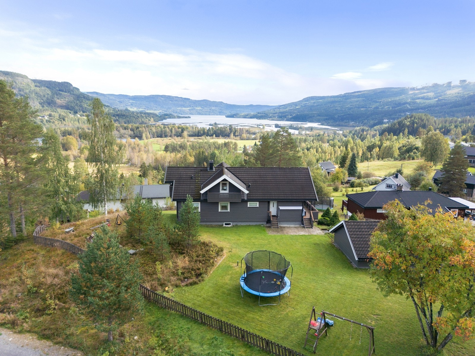 Kistefosvegen 12 ligger høyt over Dokka-deltaet med utsikt både utover mot Dokkadelta og Randsfjorden Galleribilde