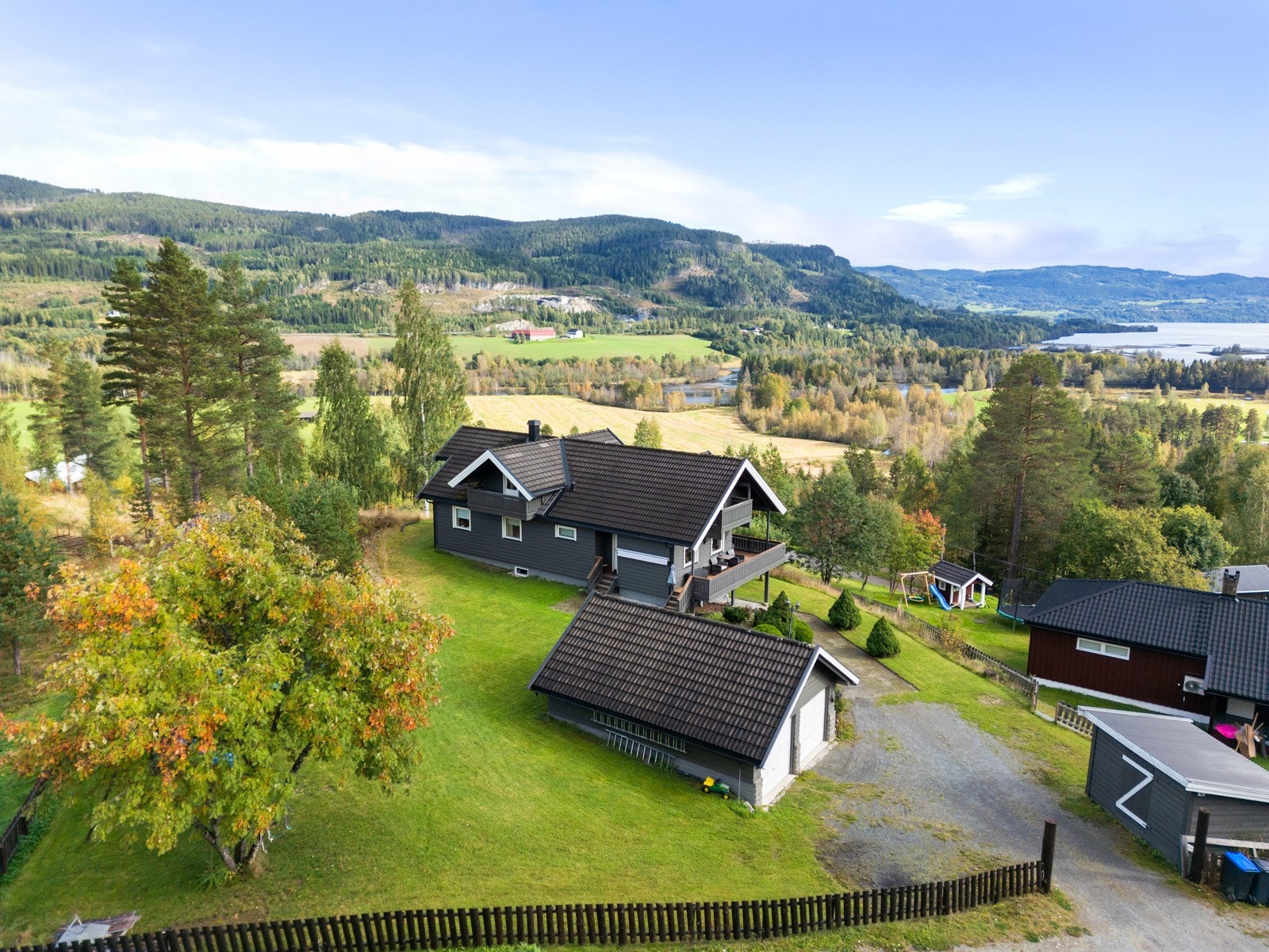 Barnevennlig og romslig familiebolig med fin utsikt mot Randsfjorden Galleribilde