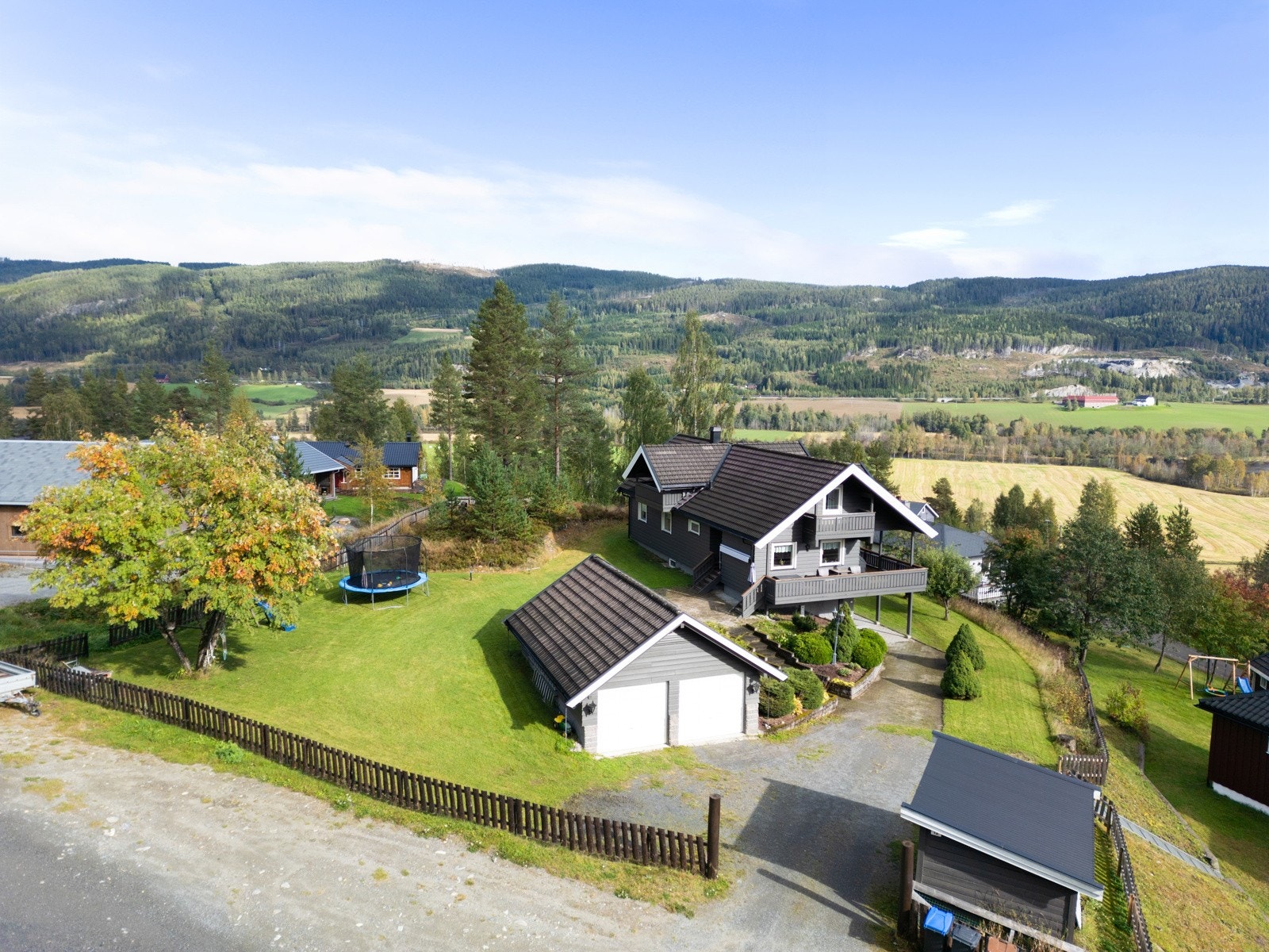 Dette er ved inngangen til flott skogsterreng på Veståsen med gode muligheter for jakt og fiske Galleribilde