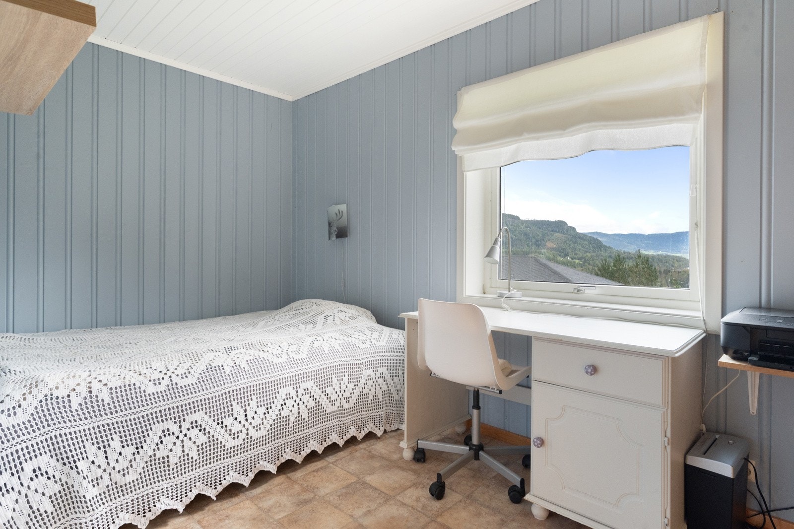 Sokkeletasjen inneholder også to soverom, som egner seg godt både til gjester, tenåringer eller som hjemmekontor. Galleribilde