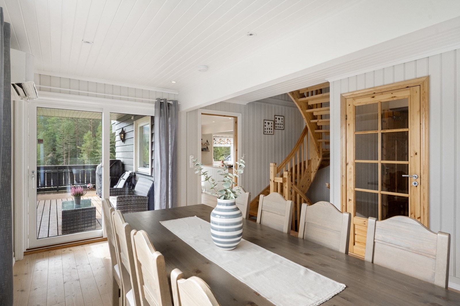 Fra spisestuen er det direkte utgang til en stor, solrik terrasse med utsikt og god plass for utemøbler og sosiale sammenkomster Galleribilde