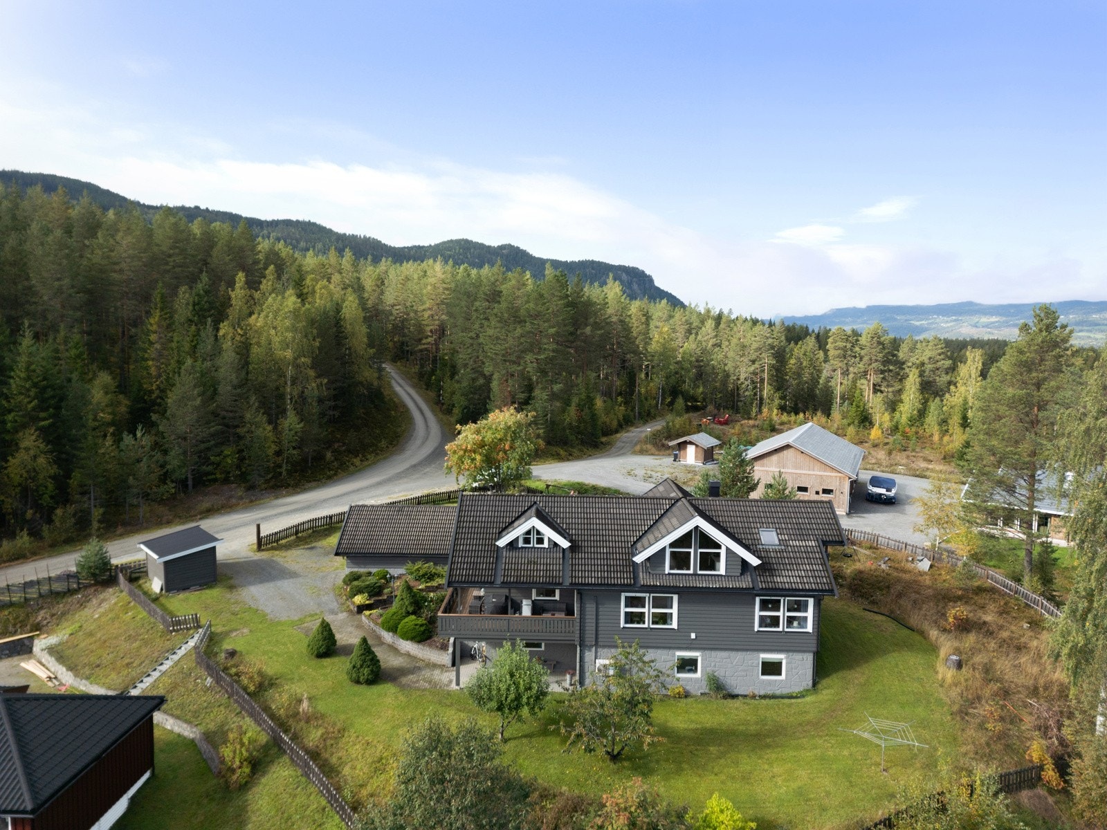 Selv om det er fredelig her, så er det ikke mer enn 5-10 minutters kjøring til Dokka Galleribilde