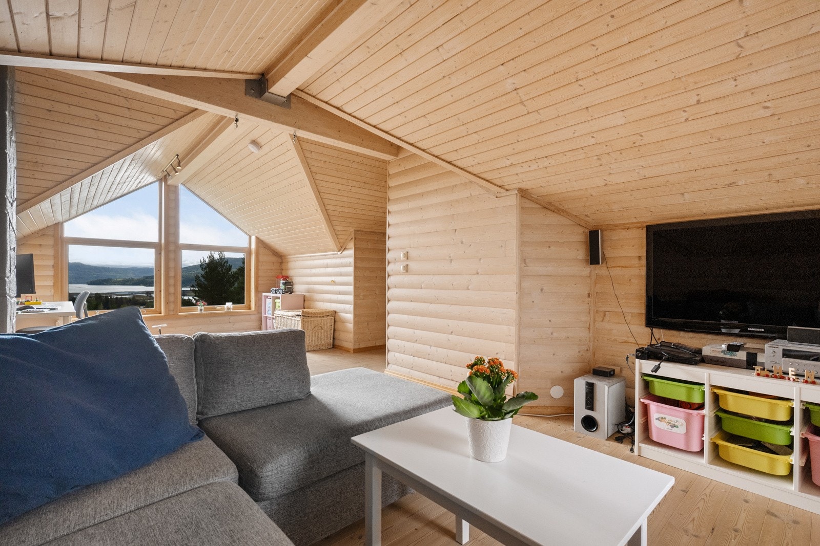 2. etasje inneholder en hyggelig loftstue med utgang til en balkong Galleribilde