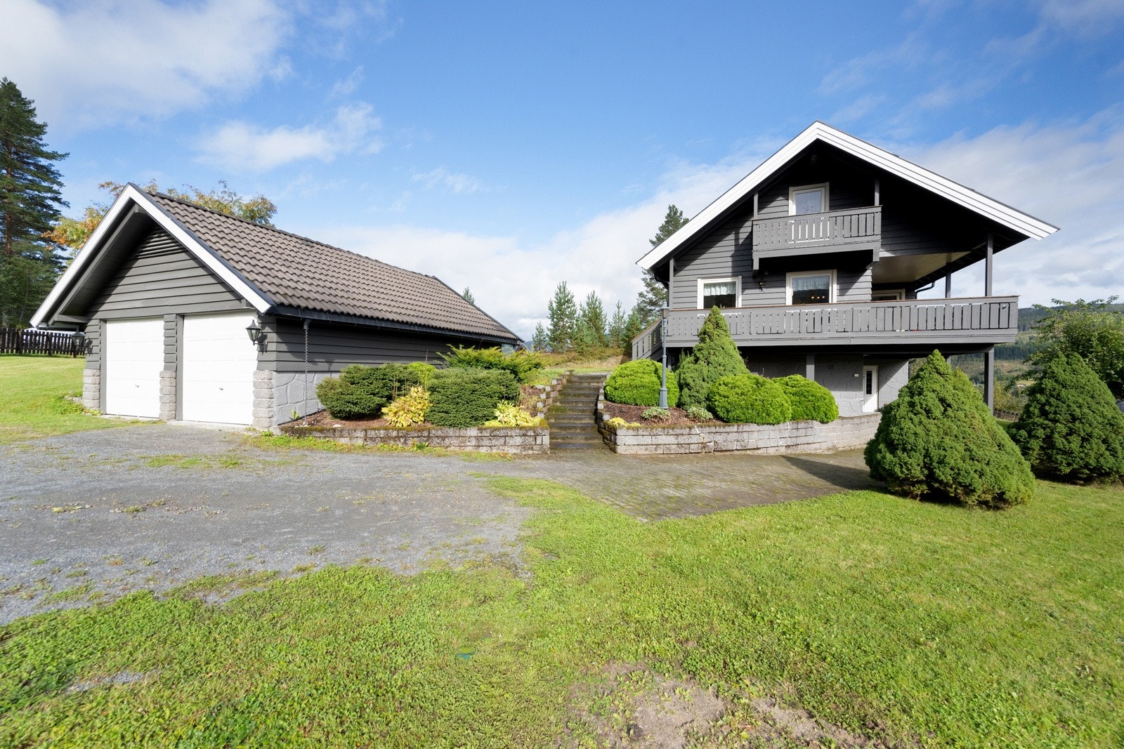 I tillegg er det skåle og garasje på eiendommen. Galleribilde