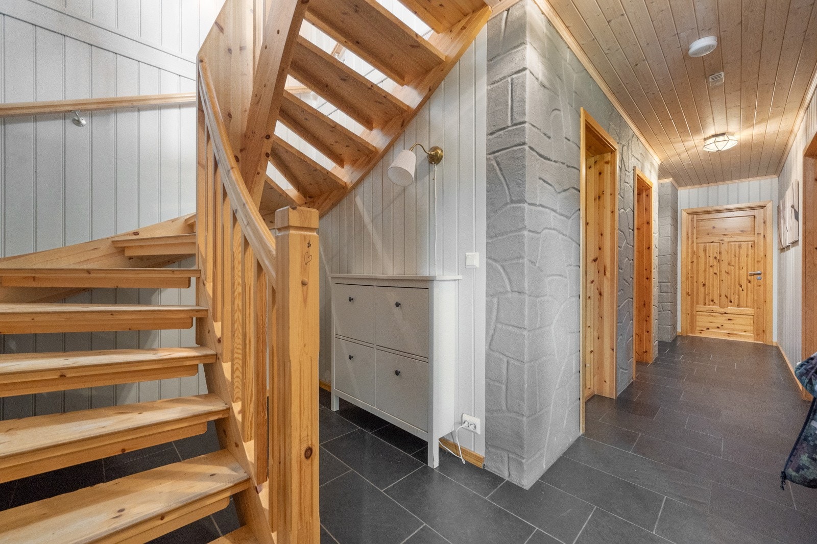I sokkeletasjen ønskes man velkommen inn via et overbygd inngangsparti til vindfang og gang med vedovn, som skaper en lun og hyggelig atmosfære ved ankoms Galleribilde