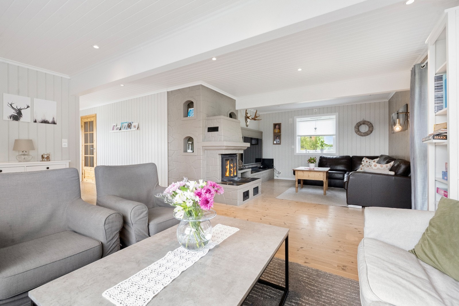 Dette er et koselig oppholdsrom for hele familien Galleribilde