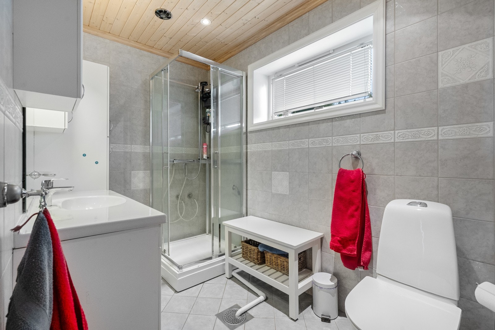 1. etasje inneholder også et flislagt bad fra 2003 med dusjkabinett, servant med underskap og WC Galleribilde