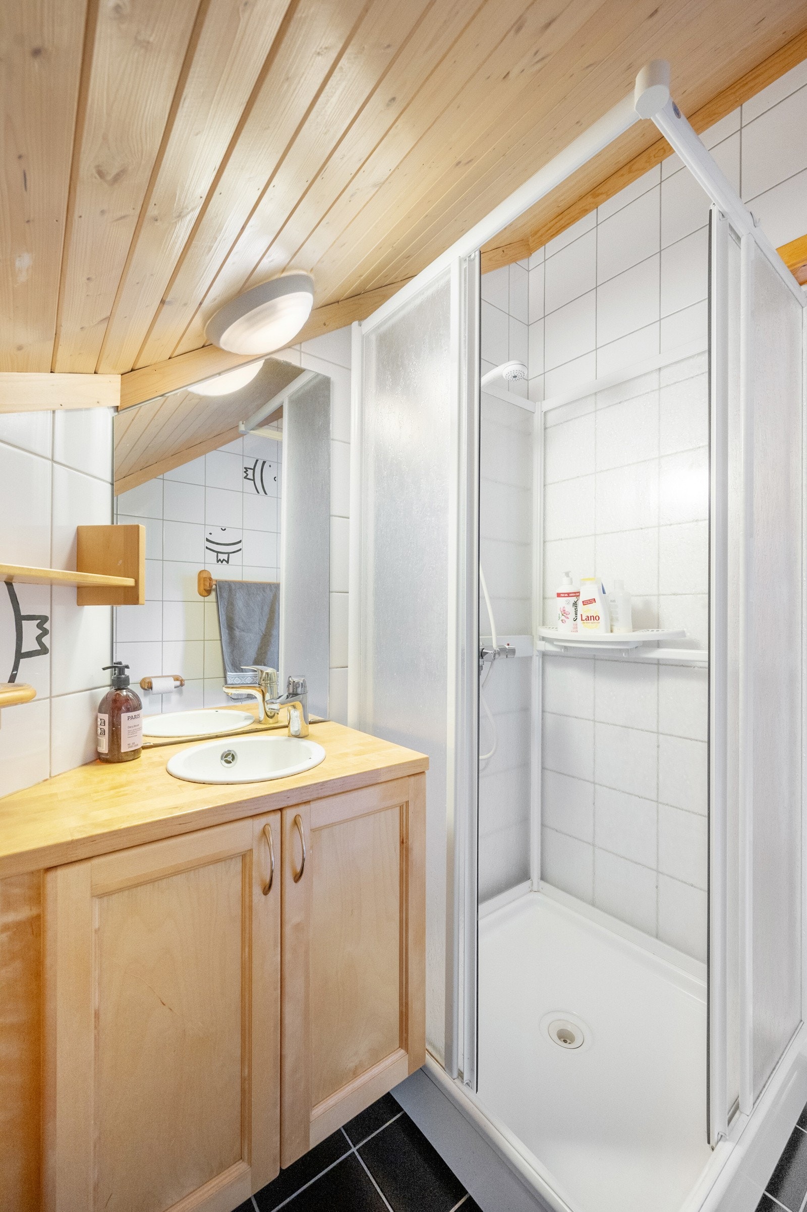 Rommet har gulvvarme og ventilasjon via avtrekksvifte. Galleribilde