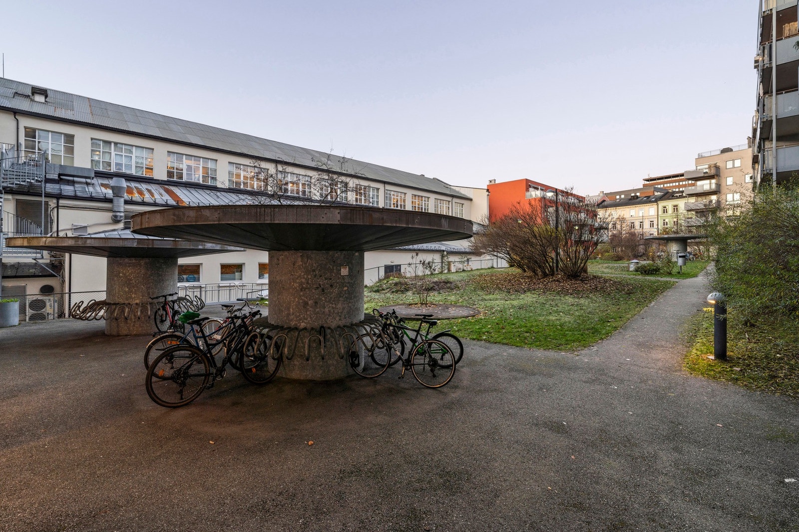 Felles bakgård med sykkelparkering. Galleribilde