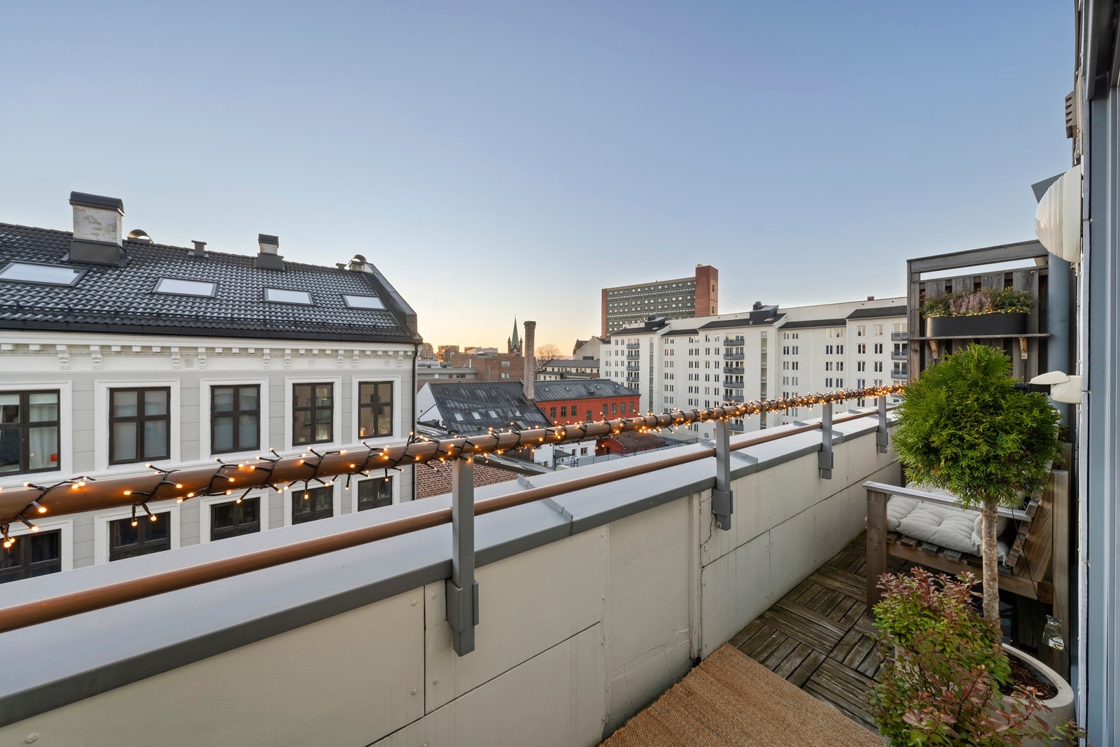 Her sitter du høyt og fritt i byggets 5. etasje med nydelig utsikt. Galleribilde