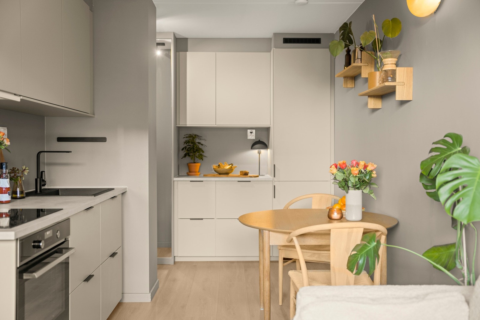 Kjøkkenet er åpent mot stuen og gir en moderne, sosial romfølelse. Galleribilde