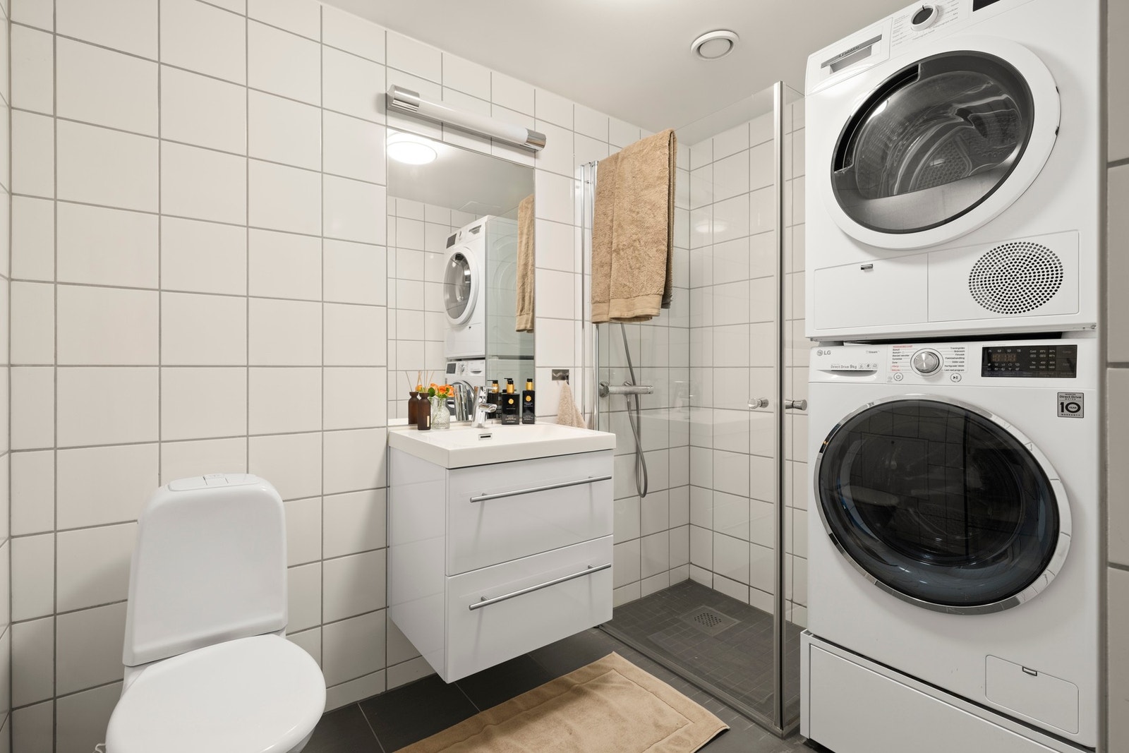 Badet er funksjonelt med dusjhjørne, servant med underskap, toalett og opplegg for vaskemaskin og tørketrommel. Galleribilde