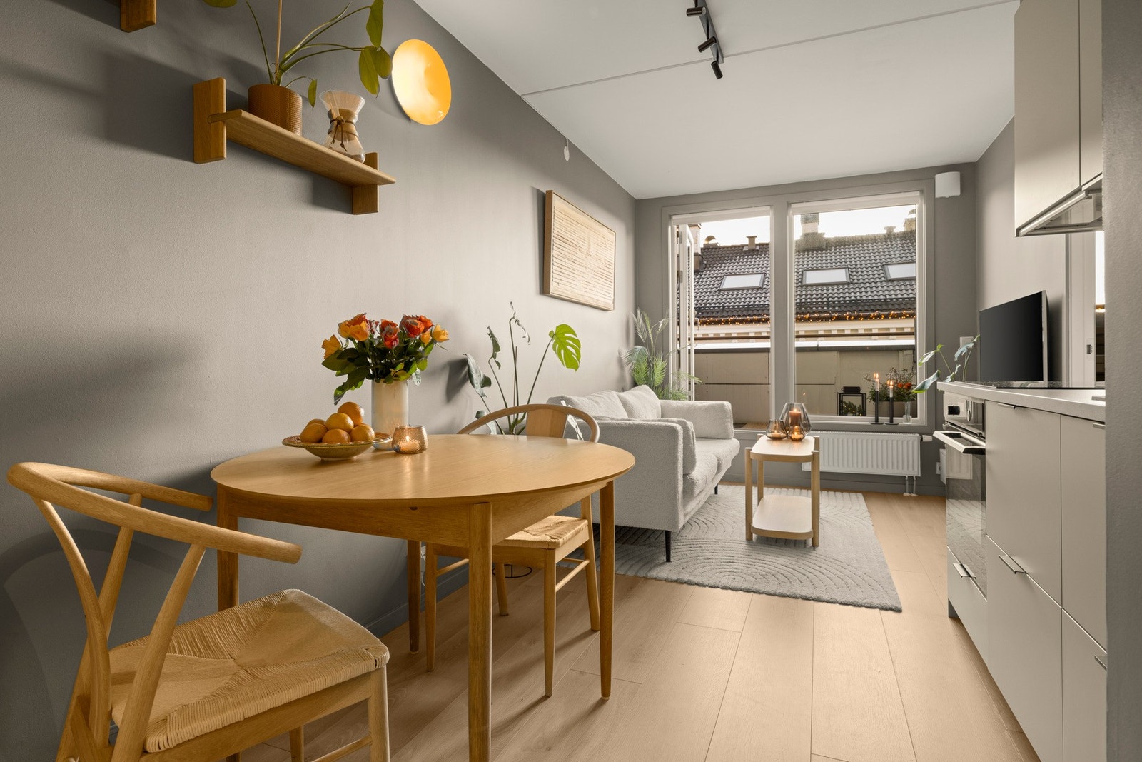 Den åpne løsningen sikrer en god utnyttelse av arealet og skaper et hyggelig og sosialt oppholdsrom. Galleribilde