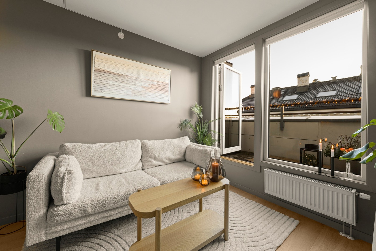 Rommet er nylig oppusset (2023) med moderne overflater og laminatgulv. Galleribilde