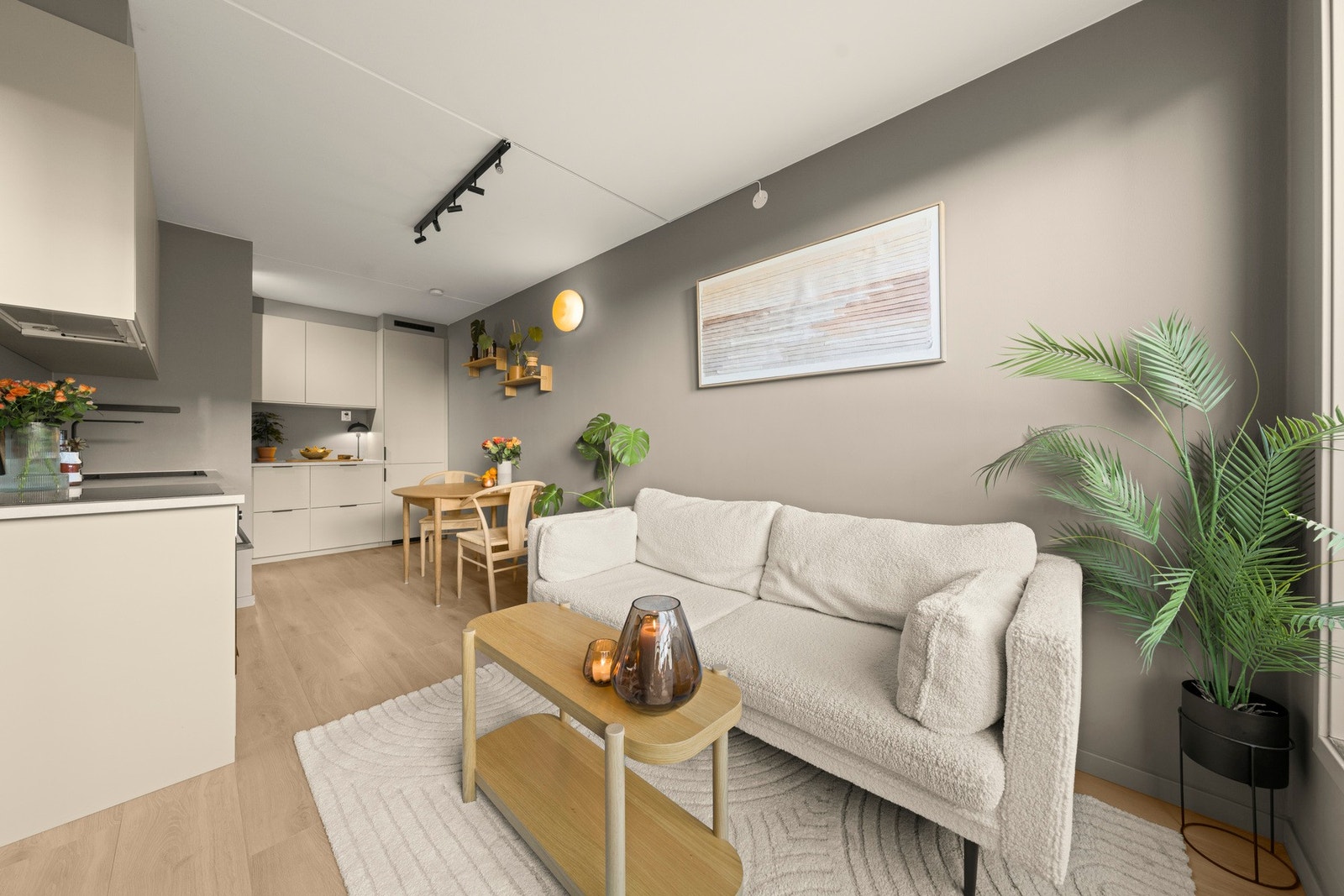 Planløsningen gir en naturlig inndeling for både sofagruppe og spiseplass Galleribilde