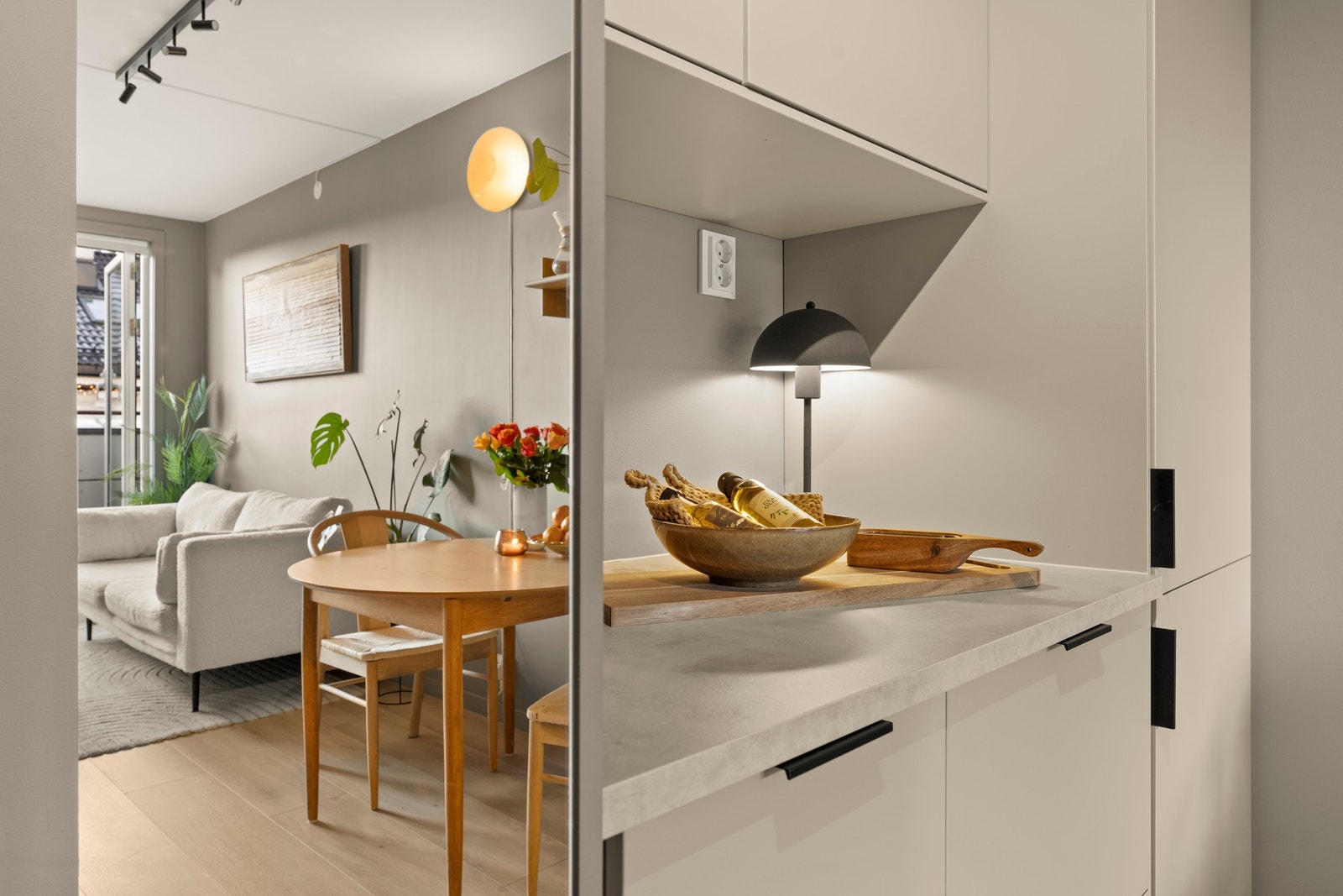 Her er det godt med skap- og benkeplass. Galleribilde