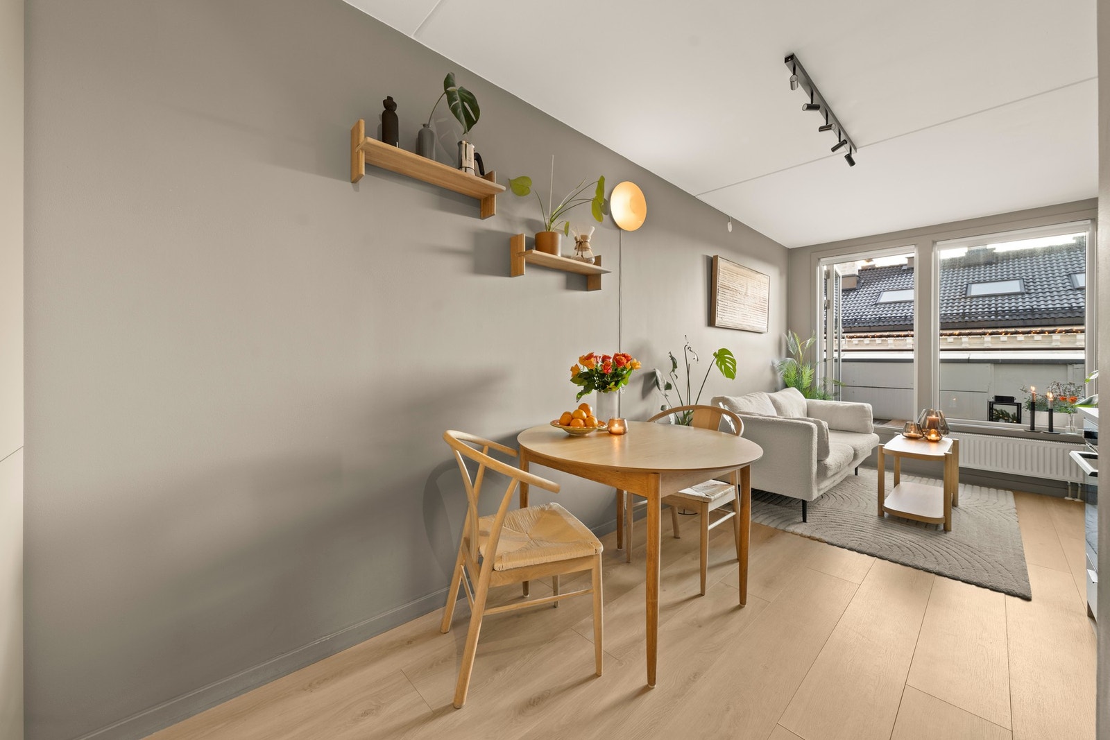 Lun og innbydende stue med god takhøyde og store vindusflater som slipper inn rikelig med dagslys. Galleribilde