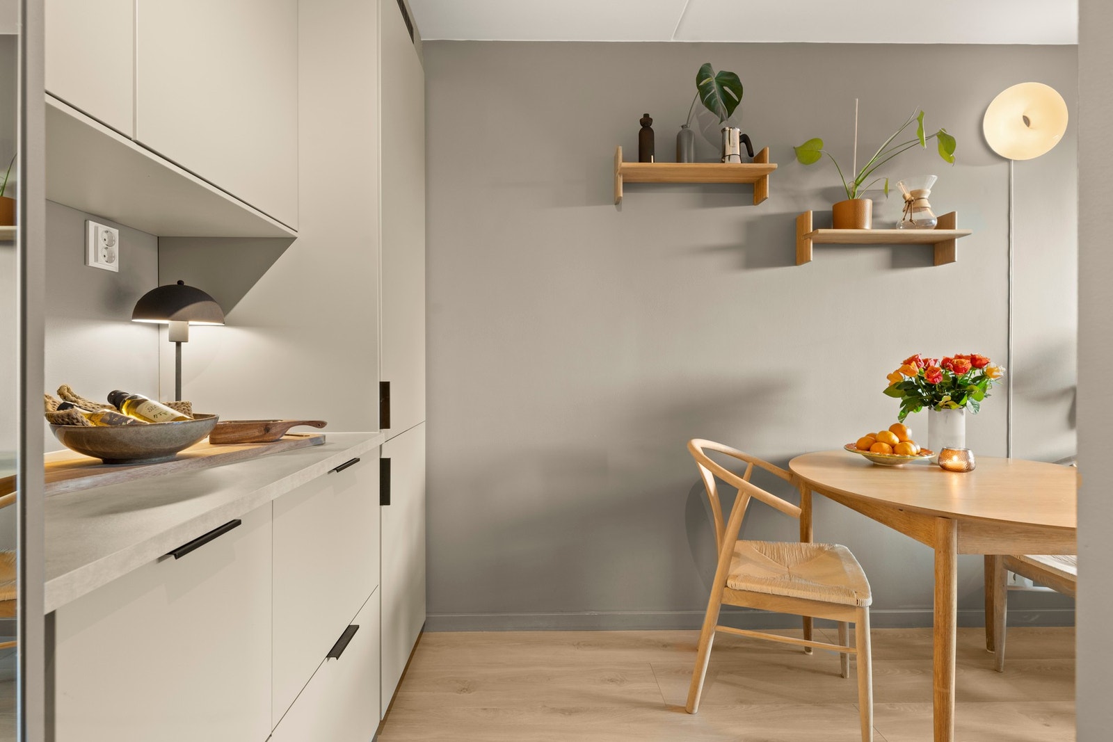 Hyggelig spiseplass med plass til flere gjester. Galleribilde