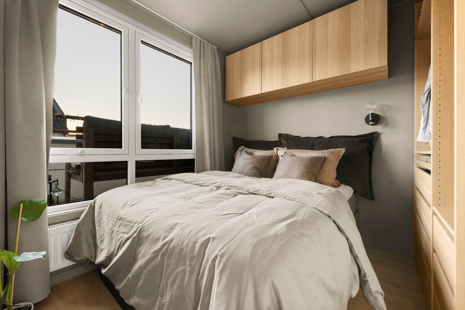 Soverommet har god plass til seng og garderobeskap, og fremstår lyst og pent Galleribilde
