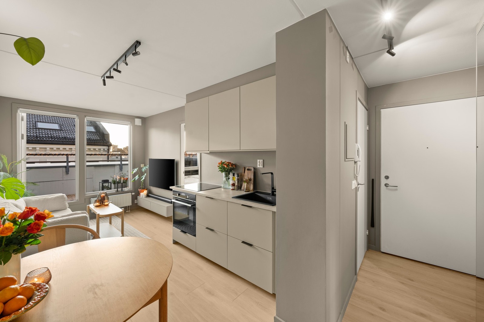 Velkommen inn! Lys og praktisk entré med god plass til sko- og yttertøy Galleribilde