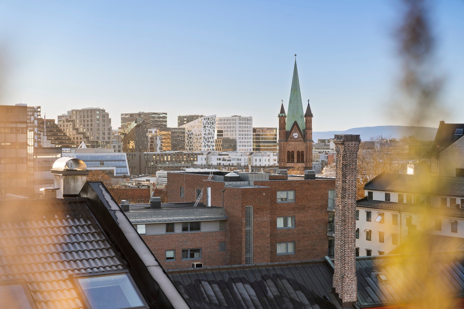 Utsikten fra balkongen er leilighetens høydepunkt - her får du ettermiddag- og kveldssol, samtidig som du kan nyte et spennende bymiljø. Galleribilde