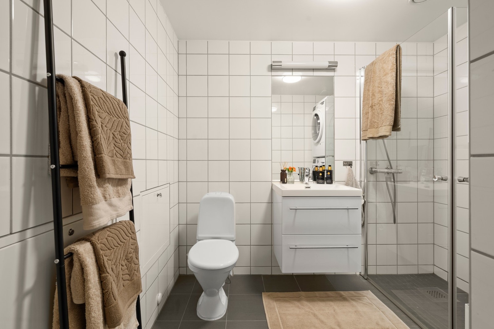 Baderom fra byggeåret med flislagte overflater og elektrisk gulvvarme. Galleribilde