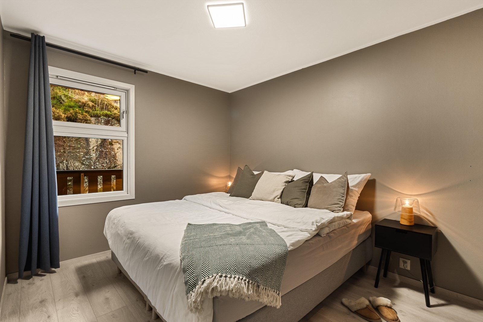 Hovedsoverommet måler 10,3 m² med god plass til dobbeltseng, nattbord og garderobe. Galleribilde