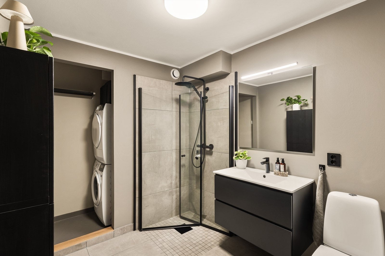 Badet er pusset opp i 2022 i samme stil som resten av leiligheten. Galleribilde