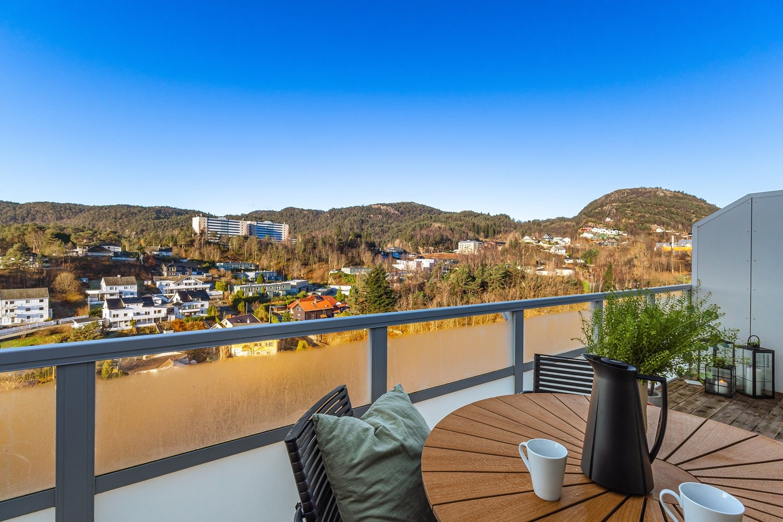 Her bor du høyt og fritt med vestvendt, solrik terrasse! Galleribilde