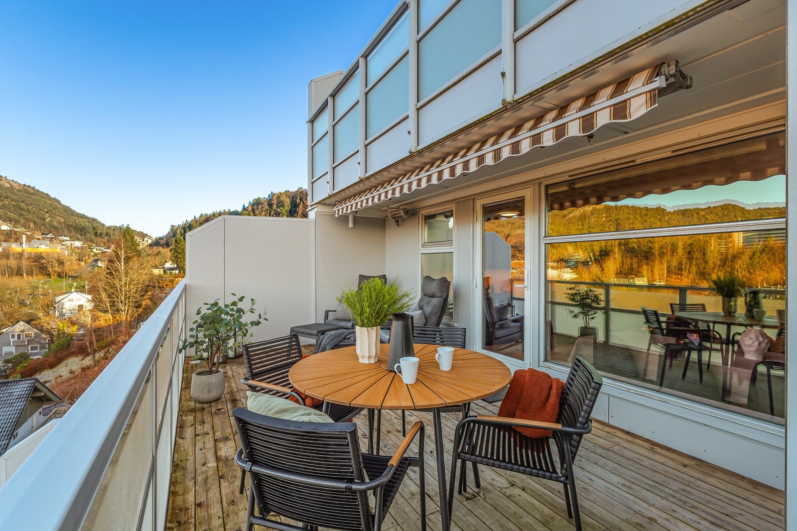 Terrassen måler hele 19,4 m² med plass til både sofagruppe, grill og spisebord. Galleribilde