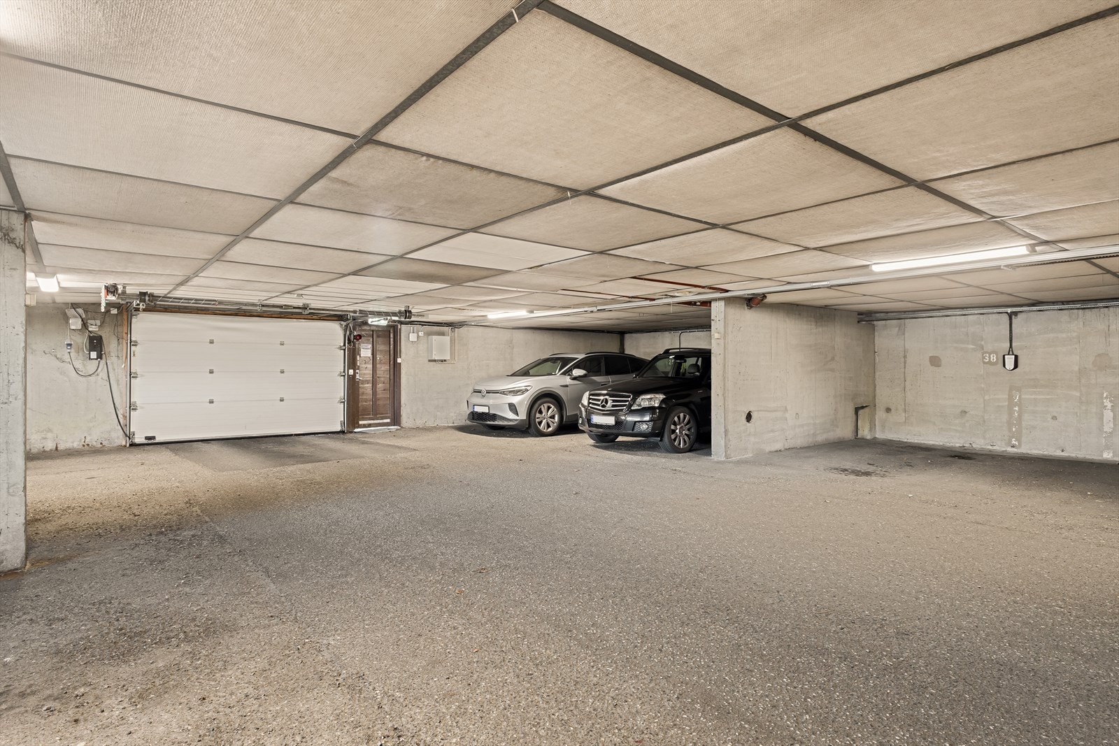 Tilhørende leiligheten har du fast garasjeplass med mulighet for å montere elbillader. Plassen er svært romslig. Galleribilde