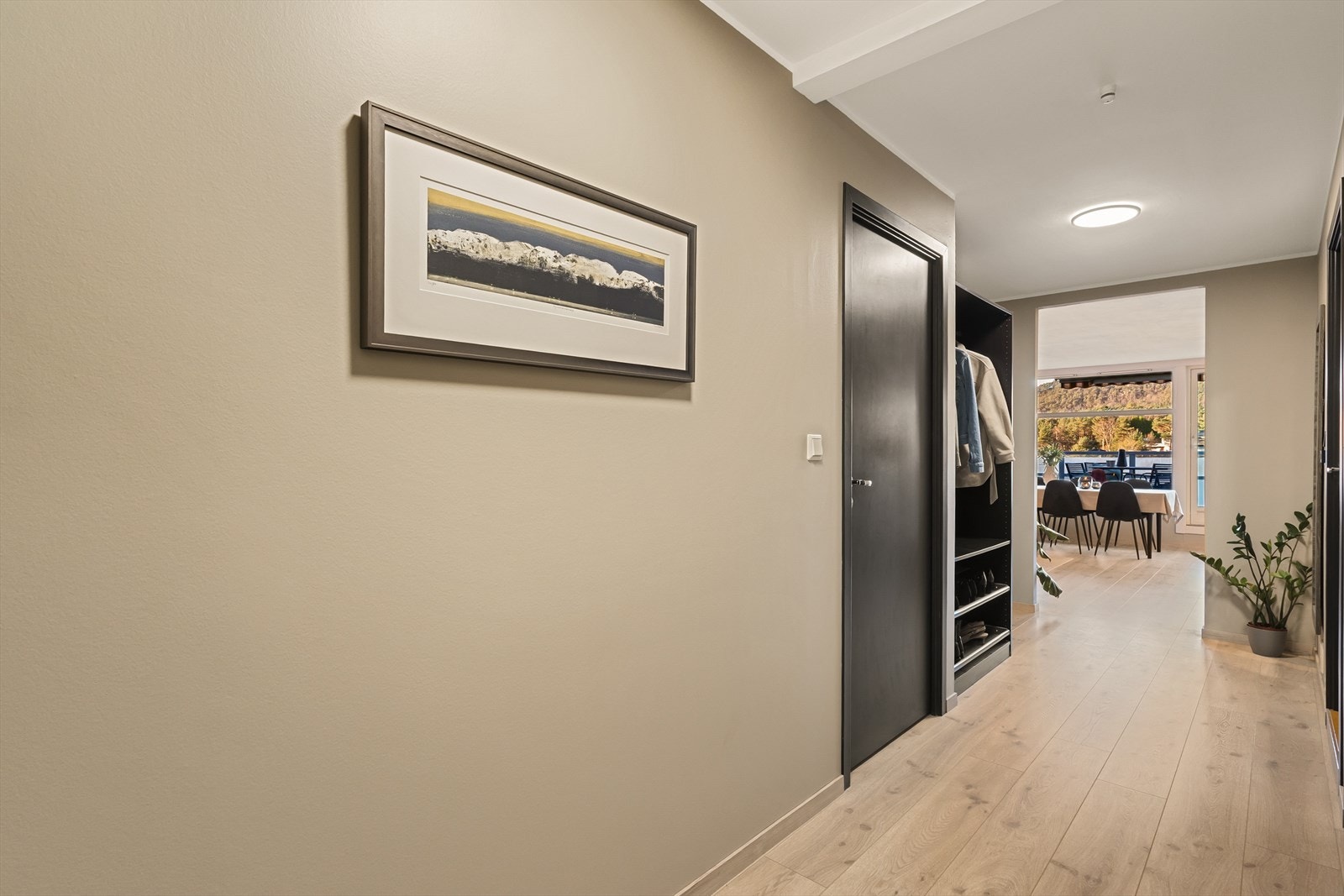 Lekre, lyse overflater med bl.a. 1-stavs laminat og lister i lik tone som gulvet. I gangen er det plass til garderobe. Galleribilde