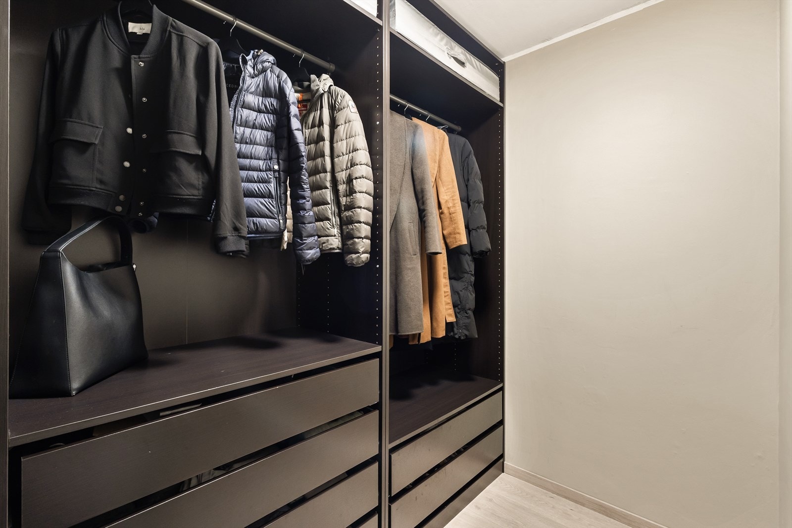 Vegg i vegg med hovedsoverommet har du innvendig bod som er innredet som walk-in garderobe. Galleribilde
