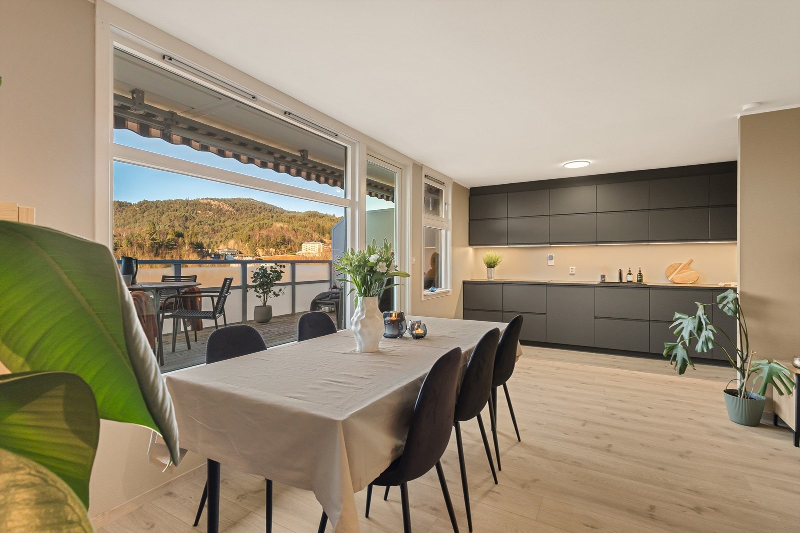 Totalt måler stue/kjøkken 29,2 m². Galleribilde