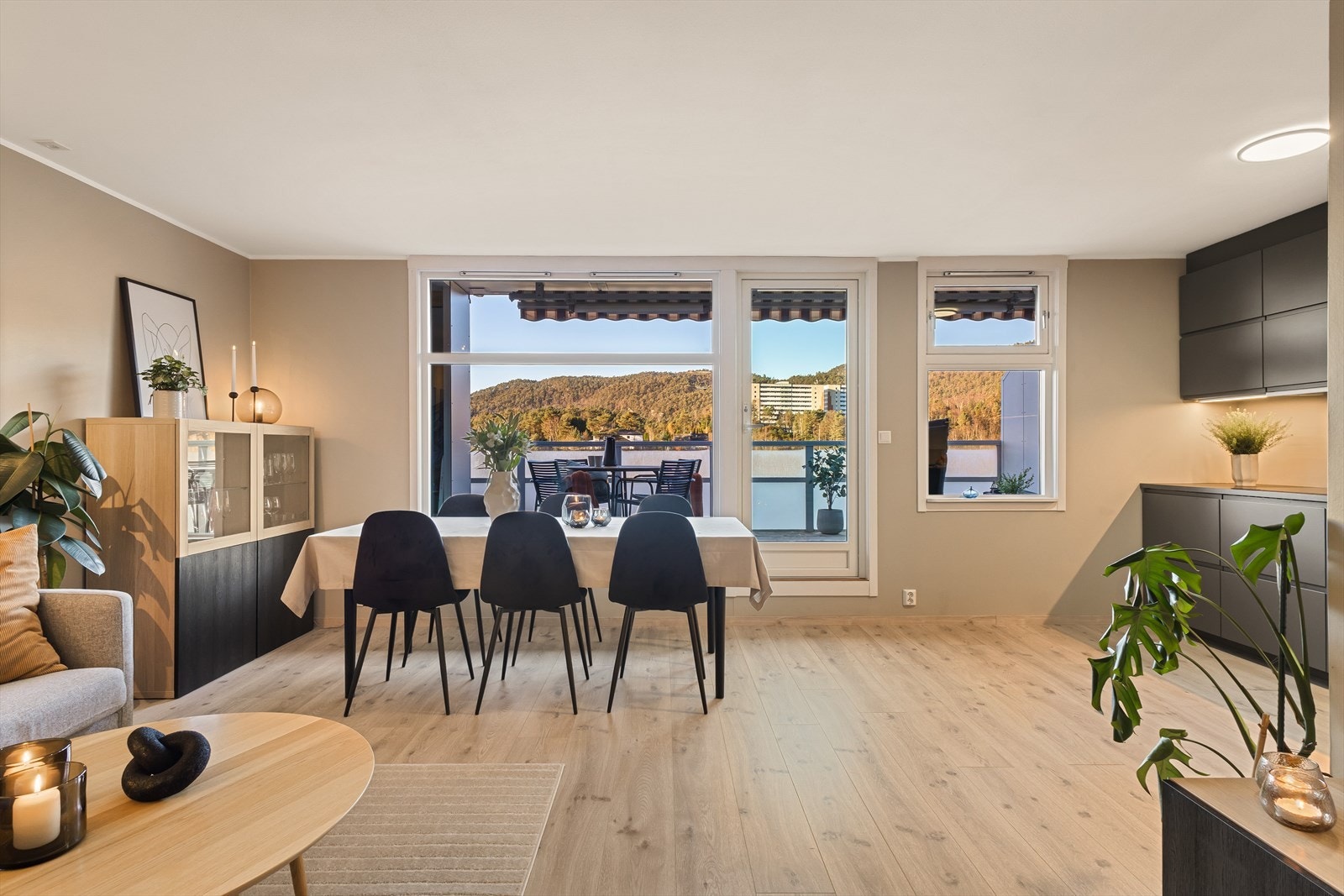Stuen er lys og koselig med tilkomst til den flotte uteplassen. Galleribilde