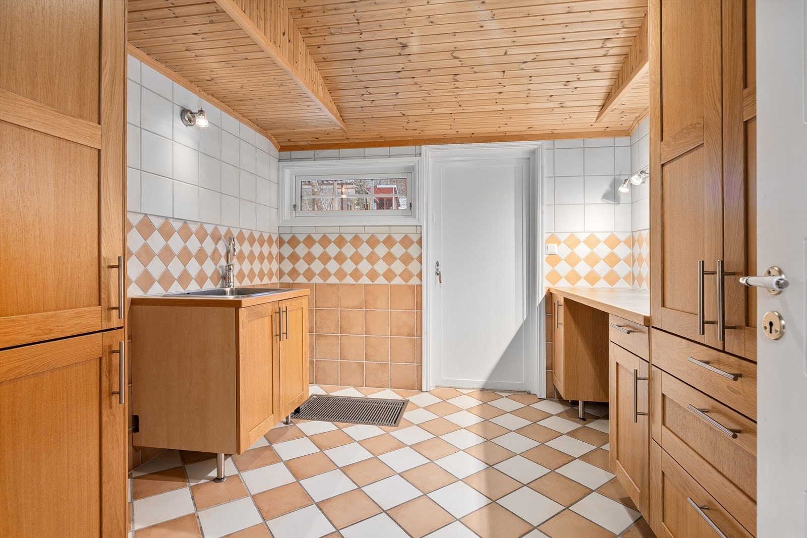 Vaskerommet har praktisk utgang til tomten. Rommet har vannbåren gulvvarme. Galleribilde