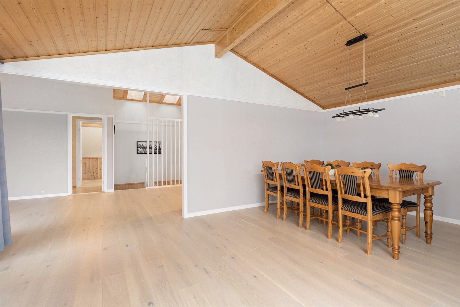 Parkett i stue og kjøkken i andre etasje er lagt i 2022. Galleribilde