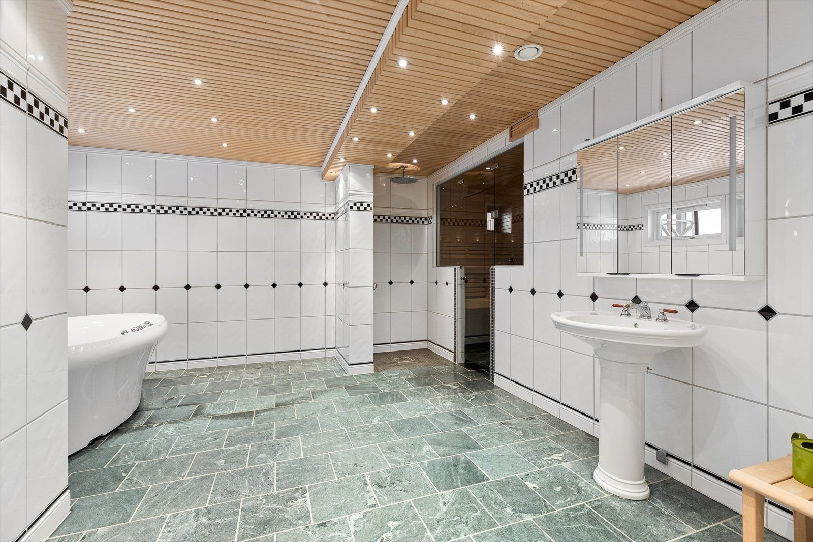 Romslig bad 1. etg. Renovert i 2007. Galleribilde