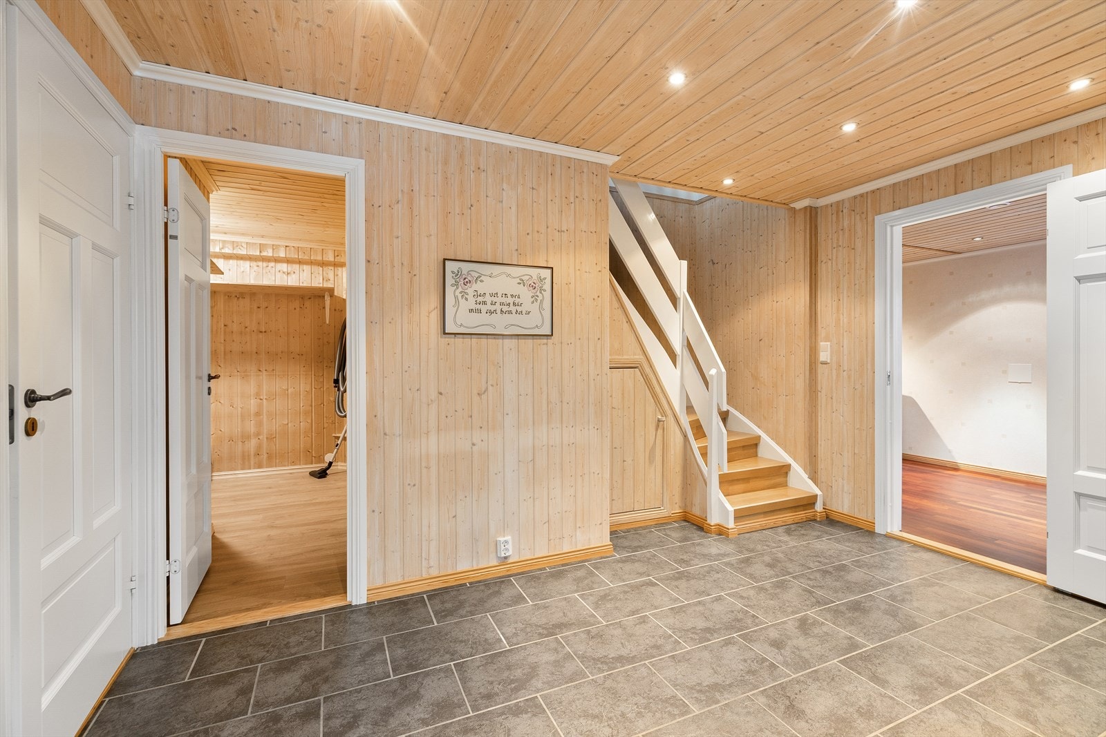 Boligen har fått store oppgraderinger i perioden 2004 til 2007, bla. med nye overflater innvendig, nytt bad, nytt vaskerom, etterisolering, samt kledning av første etasje. Se tilstandsrapport for utfyllende beskrivelse. Bod 1 inn døren til venstre Galleribilde