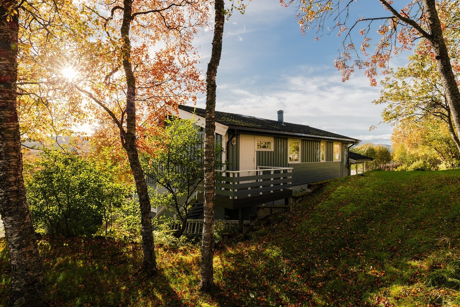 Nytt taktekke i 2006. Takstmann opplyser at taket er løftet og etterisolert i 2006. Galleribilde