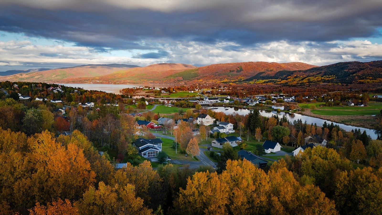 Eiendommen ligger ca. 800 m fra Straumsnes sentrum med bla. dagligvarebutikk, HanSylte, Søstrene Suse, Feel 24 ++ Bygden har også mye flott natur og gode forhold for friluftsliv. Se www.visitfauske.no Galleribilde