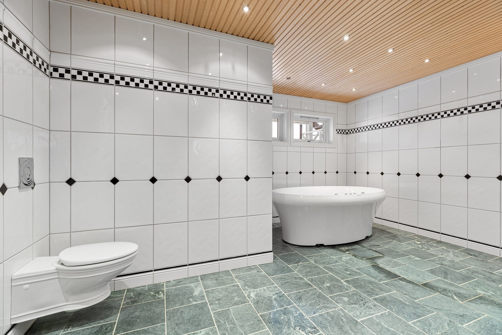 Vannbåren gulvvarme. Oppvarming skjer i dag via EL-kolbe. Se tilstandsrapport for detaljert informasjon om varmesentralen. Galleribilde