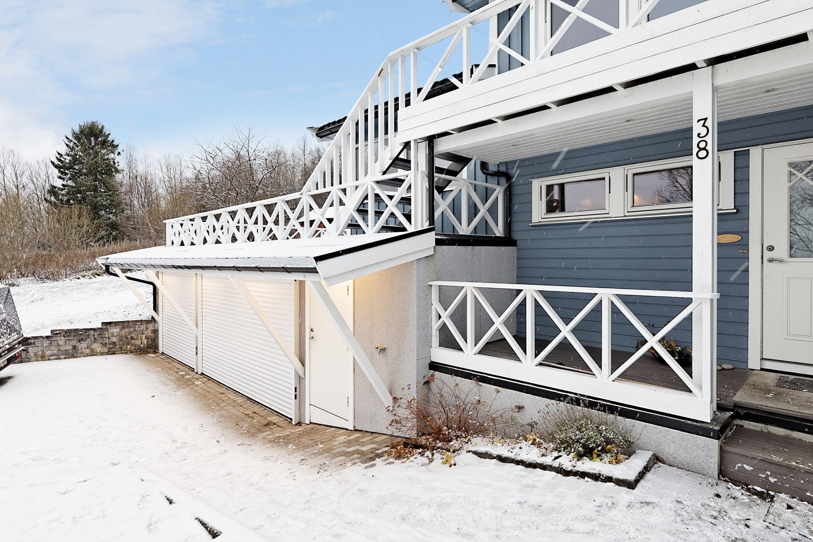 Overbygget inngangsparti. Dreneringen er trolig fra 2000-2005, i følge tidligere takst og
egenerklæring. Galleribilde